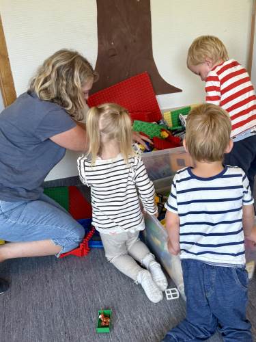 Mange synes det er gøy å leke med duplo